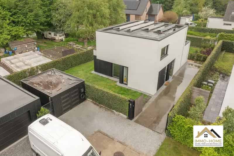 Knappe recente vrijstaande woning BJ 2018 in doodlopende straat te Lochristi