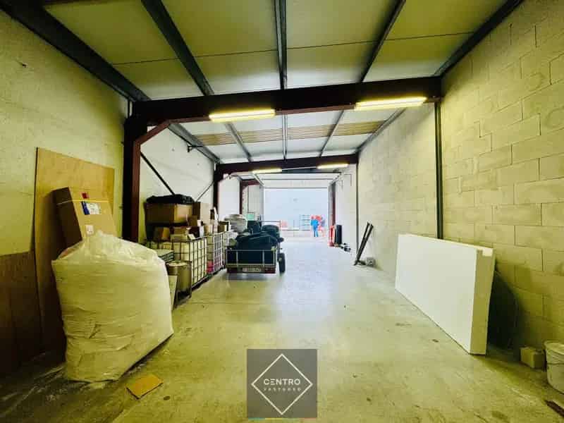 Geïsoleerd MAGAZIJN (± 120m²)  met parkeergelegenheid voor de deur. Op ambachtelijke zone te Blankenberge.