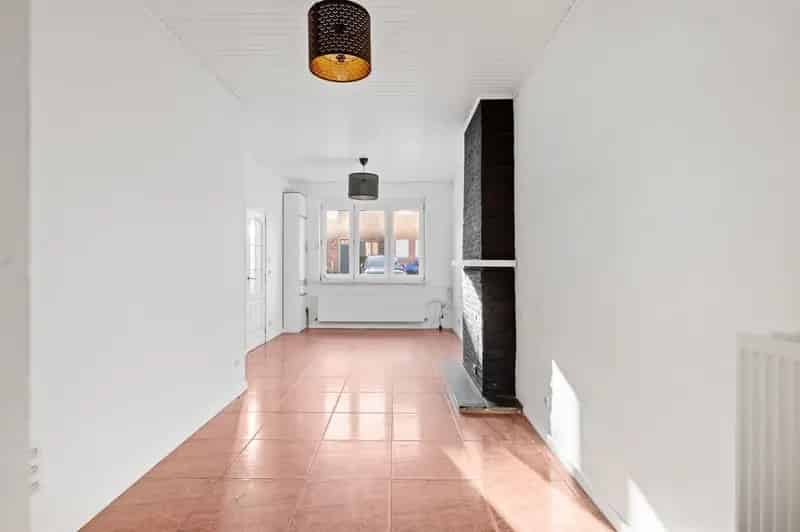 Te renoveren woning met 2 slaapkamers, ruime oprit en tuin