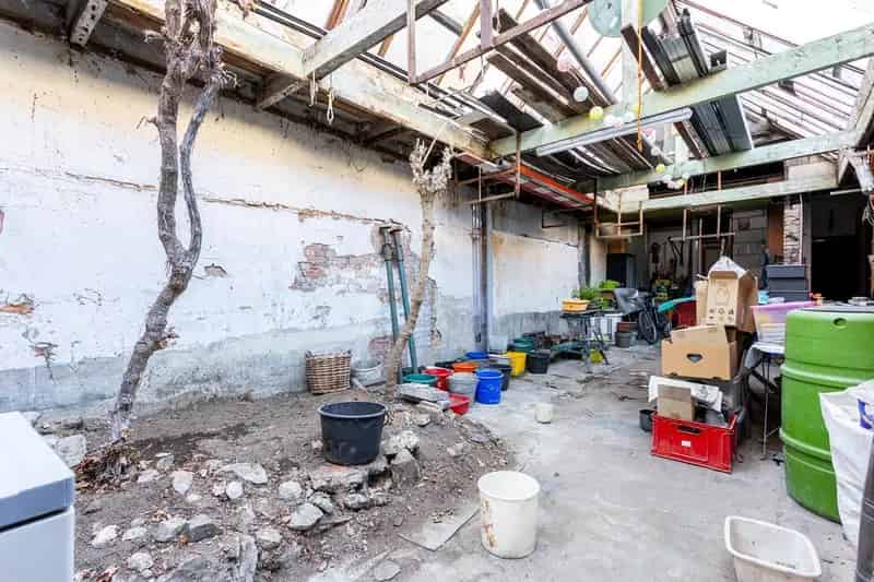 Te renoveren woning met garage op een centrale locatie!