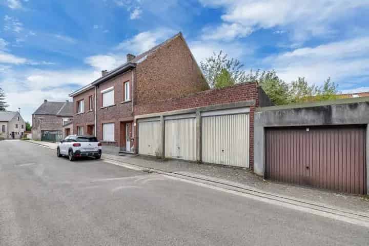 Betaalbare opbrengsteigendom bestaande uit 3 garages op centrale ligging