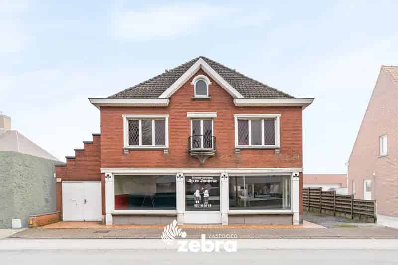Ruime alleenstaande handelswoning te Marialoop (Meulebeke)!