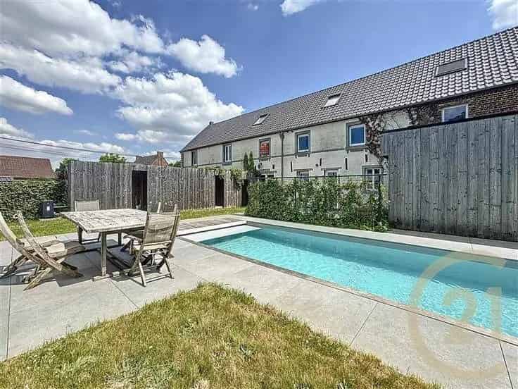 Huis Te Koop: Gerenoveerd Huis met Zwembad nabij E411