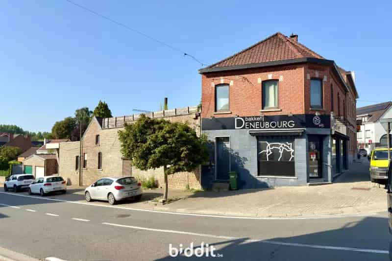 Handelshuis (handelsglkvl./woning op 1e verd.) met garage