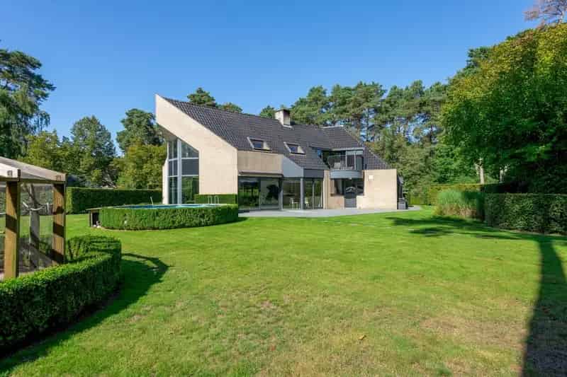 Exclusieve villa, op een unieke locatie in Lichtaart.