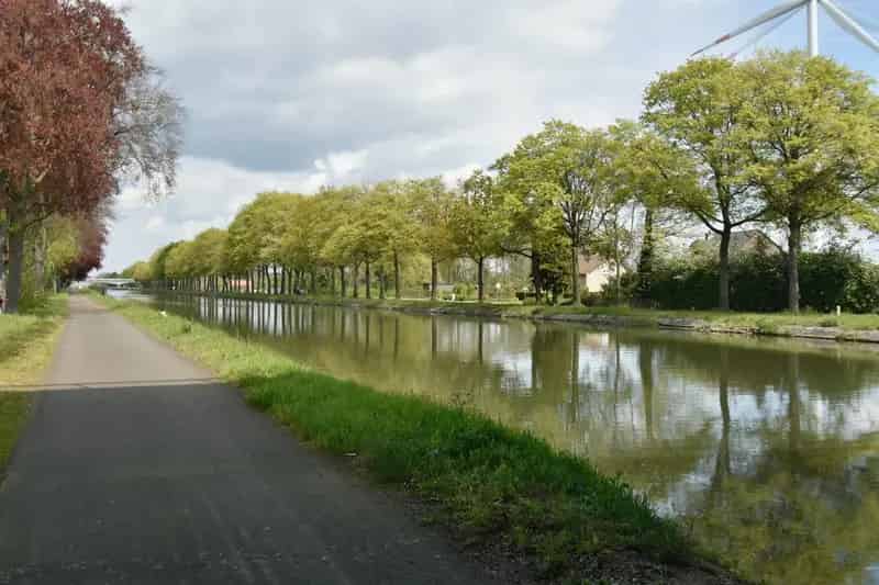 Grotendeels gemoderniseerde woning op een riant perceel gelegen aan de Zuid-Willemsvaart te Maasmechelen