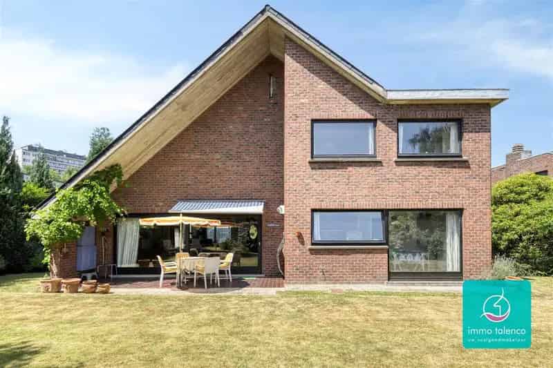 Alleenstaande villa - 7 are 98 ca - 3 slpks - zuidooost gerichte ruin - garge 2 w - 225 m² bew.opp.