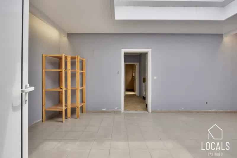 Handelshuis met appartement op strategische locatie