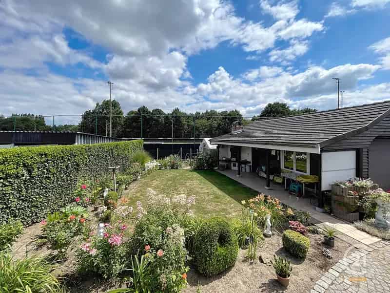 Gelijkvloerse woning met werkhuis te huur in Donk
