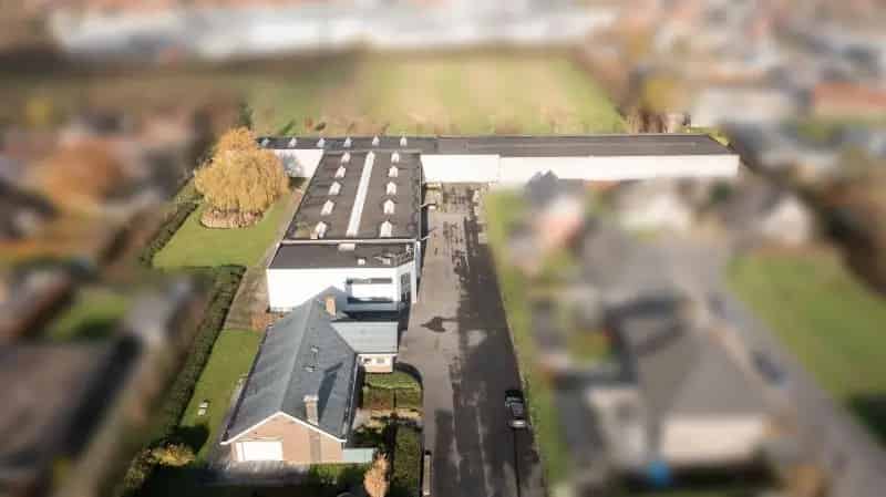 Roeselare-centraal.  KMO-SITE van +/- 3000m2 LOODSEN EN KANTOOR, aparte villa op uitstekende ligging. Ideale opbrengsteigendom of investering met doorgroei. Perceel van 8000 m2