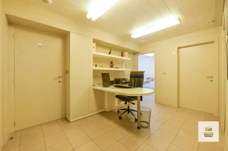 Praktijkruimte met appartement op centrale ligging te Zwevezele