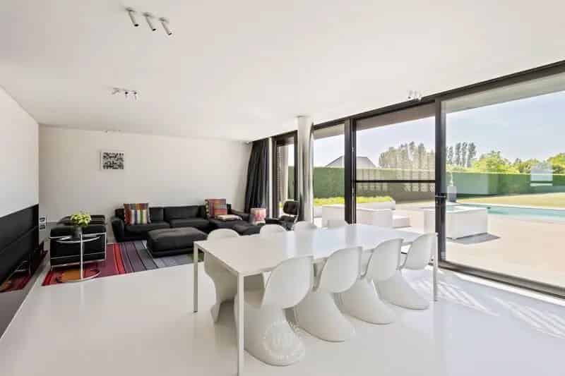 Moderne villa met zwembad en poolhouse