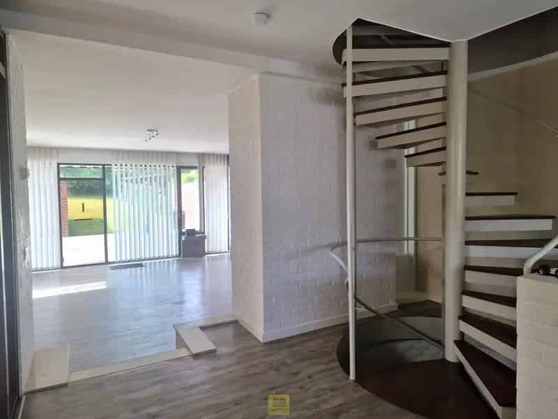 Karaktervolle woning met unieke indeling in Denderhoutem