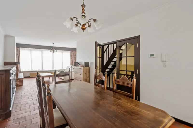 Op te frissen bel etage woning met 3 slaapkamers