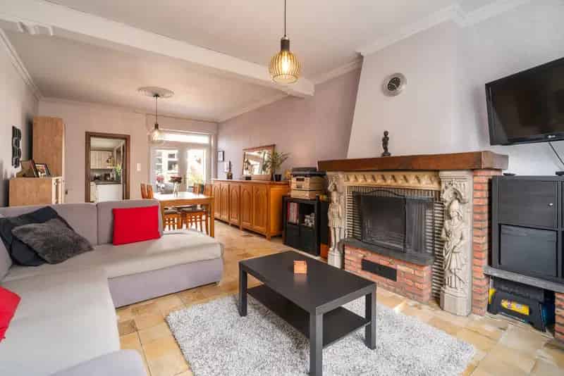 Ben je op zoek naar een instapklare halfopen bebouwing met 4 slaapkamers en een gezellige tuin? Zoek niet verder! Deze woning op Smetlededorp 3 heeft alles wat je zoekt. 

Indeling gelijkvloers:
- Inkomhal
- Woonkamer
- Uitgeruste keuken
- Badkamer met li