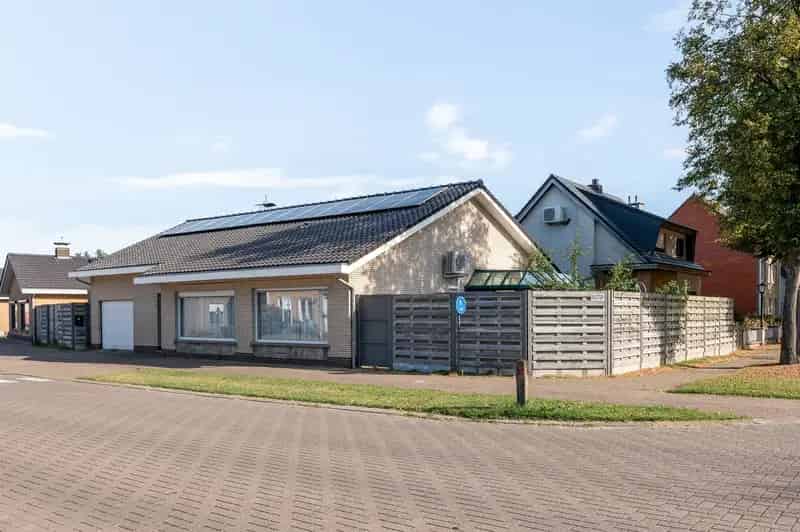 Vrijstaande laagbouwwoning met 3 slaapkamers en inpandige garage