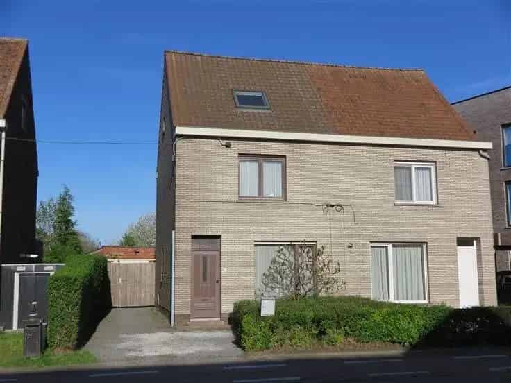 Gezinswoning te Koop met Tuin en Garage Nabij Dorpskern
