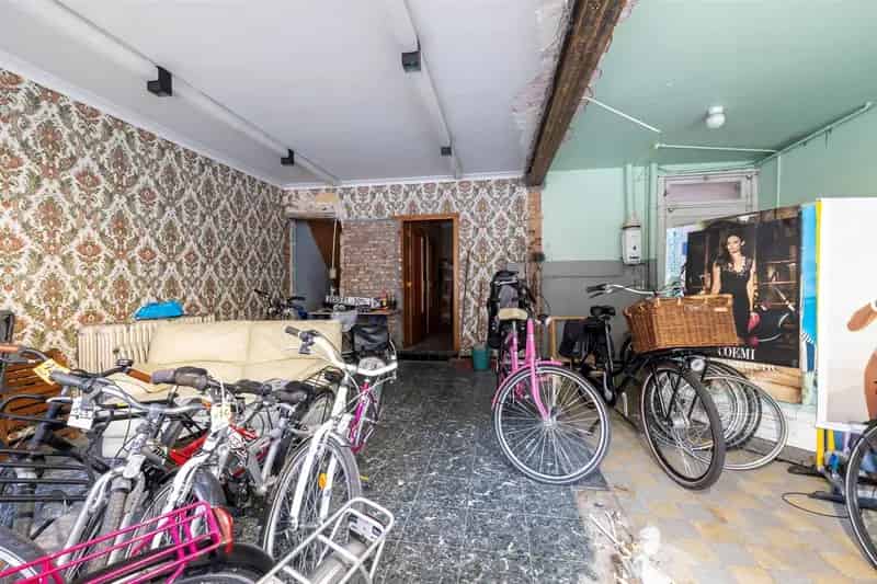 Twee te renoveren appartemenenten met garage en tuin