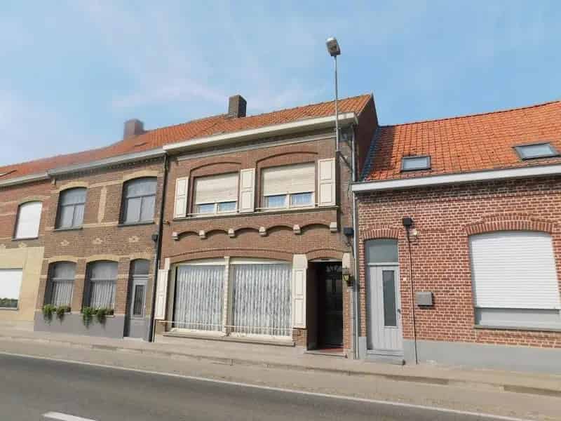 ROESBRUGGE: Grondig te renoveren woonhuis met heel wat ruimte (en dus heel wat mogelijkheden) op een ZW-gericht stuk grond van 454m² totale grondoppervlakte.