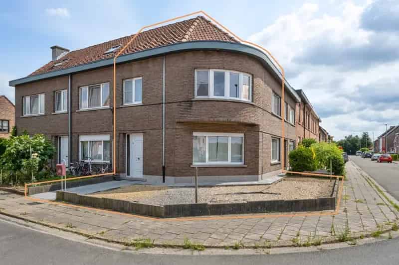 Instapklare woning met twee slaapkamers en koer te Hofstade