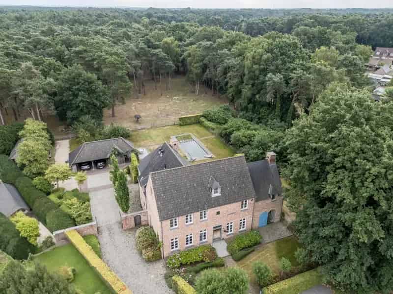 Exclusieve villa met oa 5 slaapkamers en verwarmde zwemvijver  op 2.070 m².