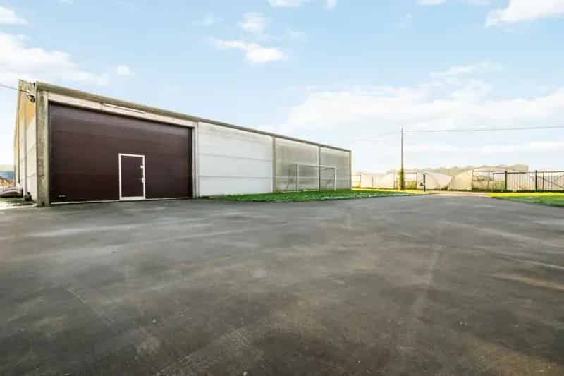 Staden. RUIME LANDELIJKE VILLA MET POTENTIEEL + loods van 435 m2 + loods van 515 m2 . Totaal perceel met tuinen en vijver = +/- 9000m2. Ideaal opbrengsteigendom en eigen gebruik.