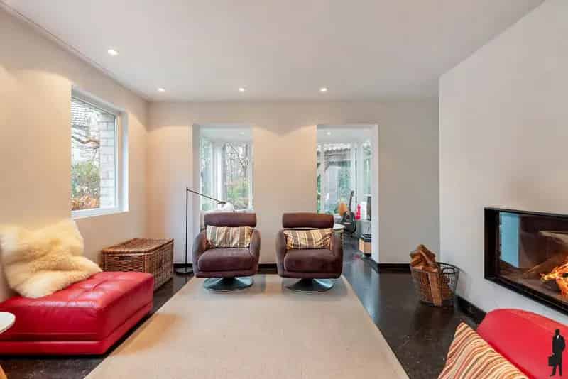 Woning met zwembad op zuidgericht perceel van ca. 2145 m²