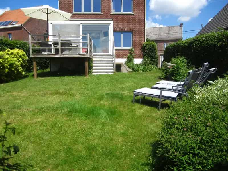 Charmante open bebouwing op 559m² met mooie aangelegde tuin.
