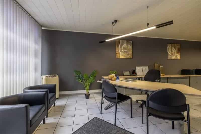 Handelsgelijkvloers met terras in stadscentrum, parkeergelegenheid in de buurt