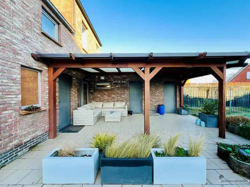 Te renoveren woning met garage & grote tuin