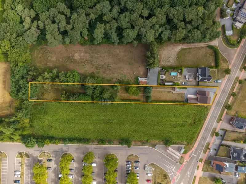 Vrijstaande woning met 3slk op 22a40ca op strategische ligging