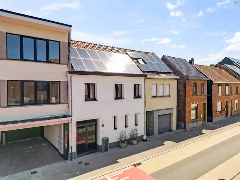 Deels gerenoveerde rijwoning met grote schuur te centrum Stekene