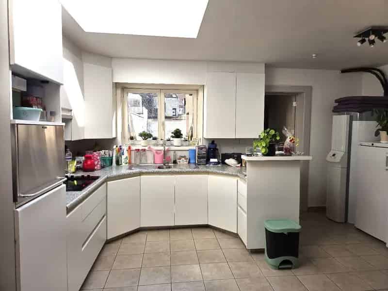 Centraal en rustig gelegen vernieuwde woning met groot zonneterras op enkele passen van de Katelijnepoort.
