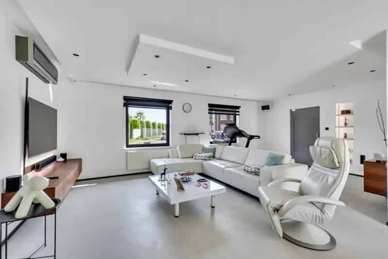 Ruime woning met zwembad op mooi groot perceel