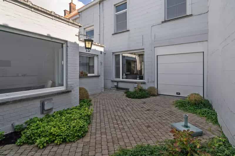 Karaktervolle ruime woning  met bijgebouw/atelier en stadstuin in het centrum