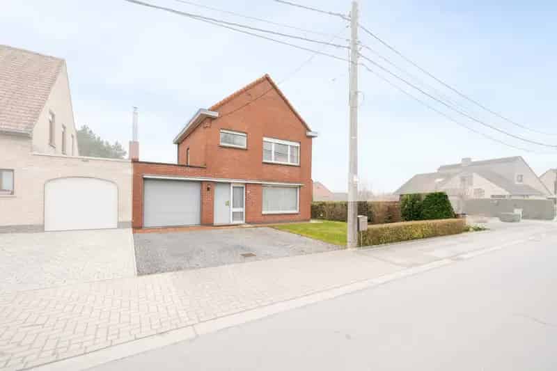 Ontdek deze residentieel gelegen woning, in een zeer rustige en groene omgeving. 

De indeling van de woning is als volgt:
Op het gelijkvloers:
- Inkomhal
- Leefruimte
- keuken
- Buitenberging
- Tuin met terras 
- Grote garage 
- Gastentoilet
Op de verdie
