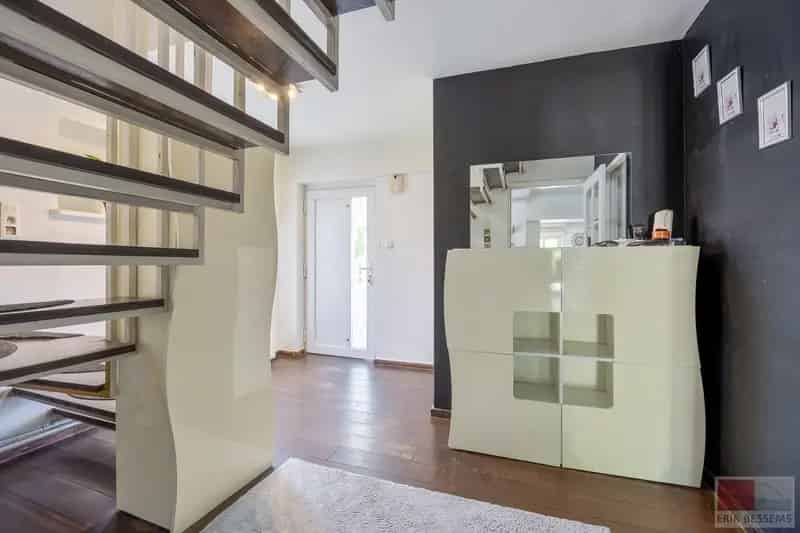 Op te frissen, vrijstaande woning met veel potentieel op royaal perceel van 1080 m², deze te moderniseren woning combineert een bewoonbare oppervlakte van 199 m²