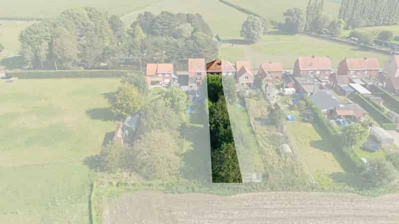 Te renoveren woning op 544 m2 in een rustige straat.