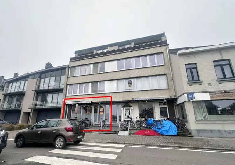 COMPLEET VERNIEUWD EN INSTAPKLAAR COMMERCIEEL GELIJKVLOERS