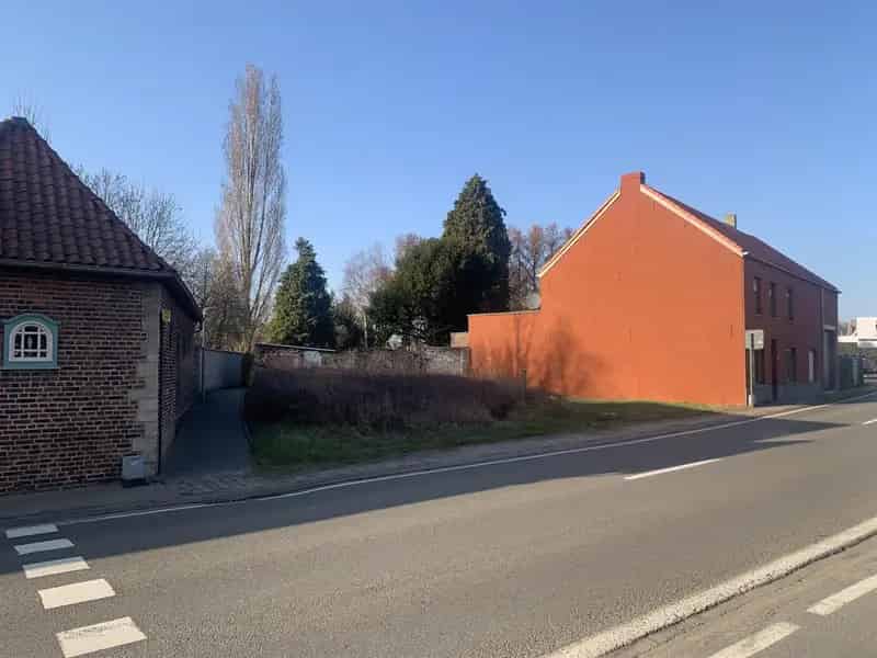 Goed gelegen hoekperceel op +/- 2are 60ca.