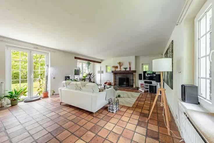 Huis Te Koop Lasne: Boerderijstijl met 5 slaapkamers en grote tuin