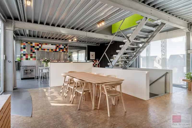 Architectenwoning met stalen constructie en glazen achtergevel