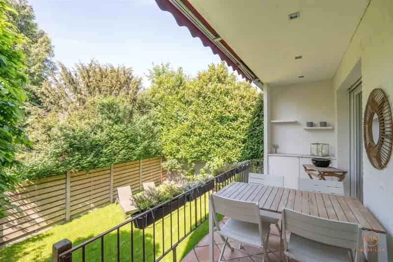 Ruim gelijkvloers appartement 3 slaapkamers terras tuin 2 garages