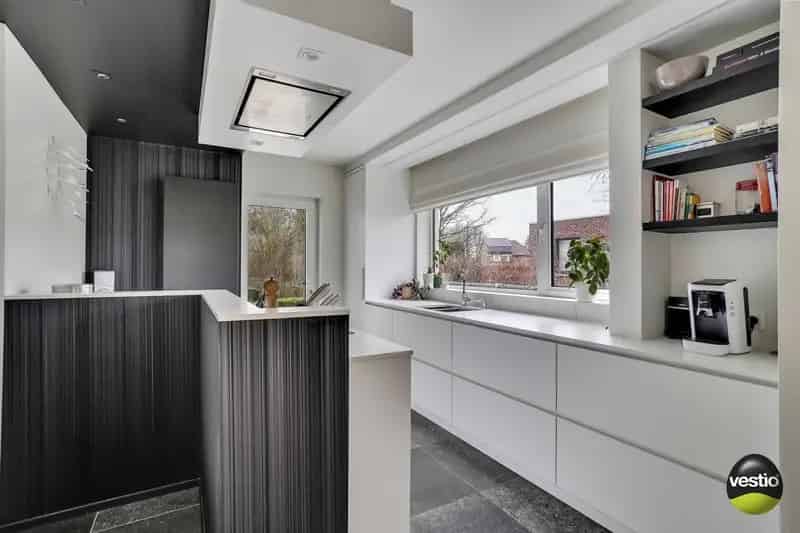 MODERNE, GERENOVEERDE BUNGALOW OP 17,34 ARE