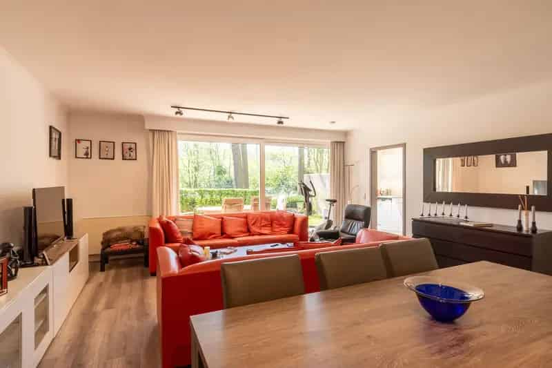Instapklaar appartement met tuin in bosrijk domein
