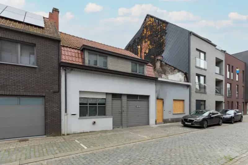 Oostnieuwkerke-centrum. BOUWGROND. Afgebrande gesloten bebouwing op een perceel 267m2 met diepe tuin op een uistekende ligging.