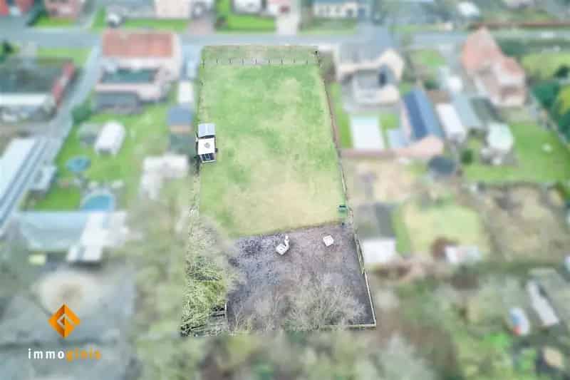 BUITENKANS! Bouwgrond voor open bebouwing met een straatbreedte van 28m(!) in een rustige, groene omgeving.