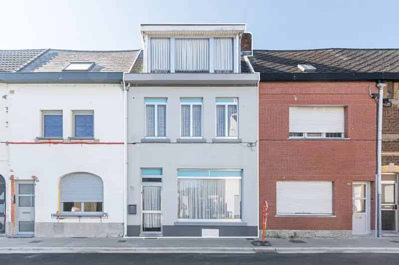 Op te frissen handelshuis met uitzonderlijk grote garage