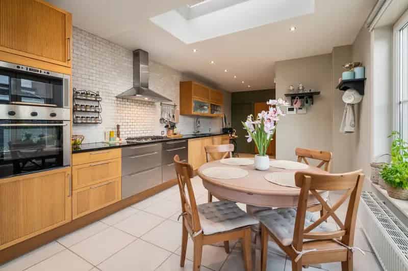 Bent u op zoek naar een instapklare woning met ruimte, mogelijkheden én een loods met bureelruimte? Deze charmante halfopen bebouwing op een perceel van 851 m² biedt een unieke combinatie van wonen en werken op een rustige, landelijke locatie met vlotte b