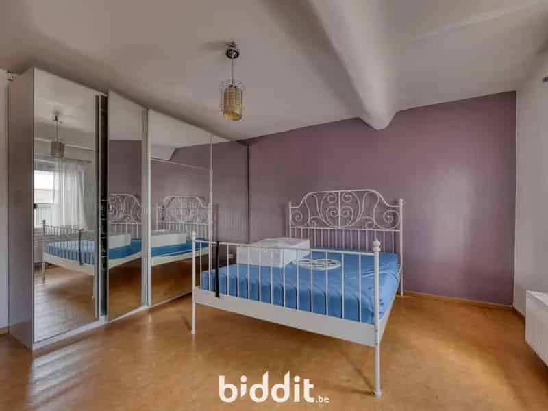 Een woonhuis met buitenkoer